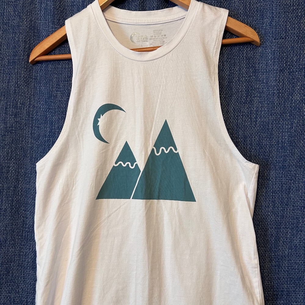 White Zyia Mountain Moon Graphic Tank Top Size Large